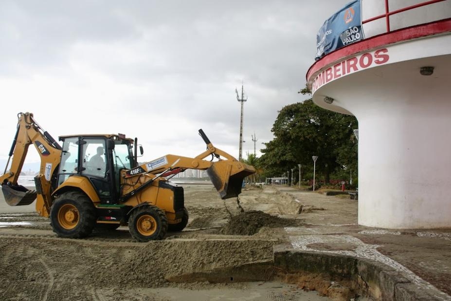 Após ressacas Prefeitura retira mais de 300 toneladas de resíduos da