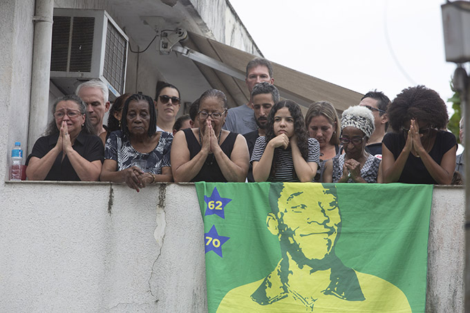 Foto: Público reverencia Rei Pelé pelas ruas de Santos