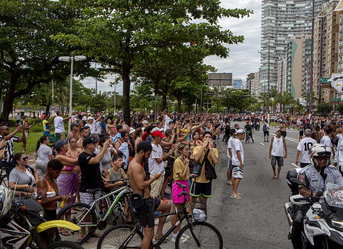 Foto: Público reverencia Rei Pelé pelas ruas de Santos