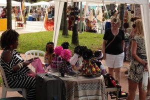 Feira Afro Santos reúne produtos de empreendedores negros