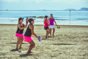 Torneio de Beach Tennis agita praia da Riviera, em Bertioga