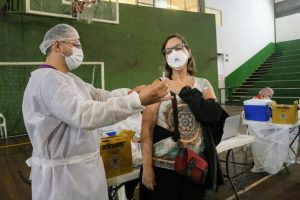 Covid-19: Santos aplica dose de reforço para pessoas 50+