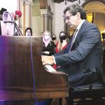 O médico EDUARDO PAULINO, ao piano, na comemoração dos 35 anos da Pinacoteca Benedicto Calixto, no recital que emocionou a todos os presentes