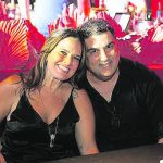 GISELLE JULIÃO com o marido ÁLVARO MESSAS, apaixonados, curtindo  a Banda  Four Stiks