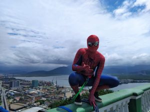Na pré-estreia do novo filme, Homem-Aranha descerá de rapel no prédio do Cine Roxy, em Santos