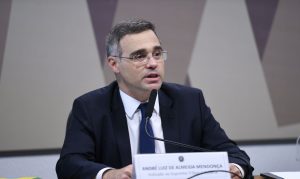 Bolsonaro comemora escolha de ‘terrivelmente evangélico’ Mendonça para o STF