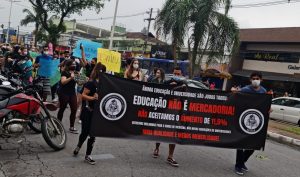 Estudantes de medicina protestam contra aumento da mensalidade em universidade de Cubatão