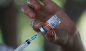 OMS diz que proteção de vacinas contra covid-19 é de seis meses