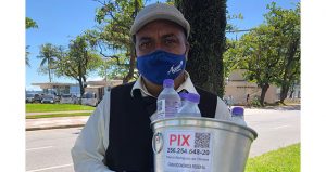 Ex-empresário, ambulante recebe Pix na venda de água pelas ruas de Santos