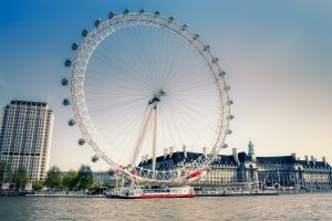 Destino turístico com roda-gigante panorâmica