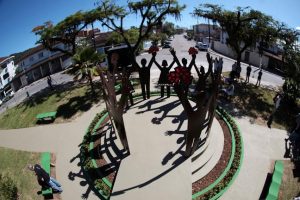 Monumento em homenagem às Mães de Maio é inaugurado em Santos