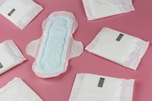 Nova lei em Guarujá garante distribuição gratuita de absorventes a mulheres pobres e estudantes