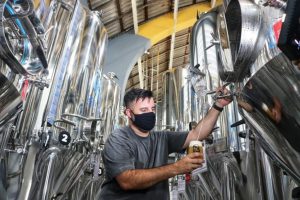 Fábrica de cerveja artesanal inicia produção no Mercado Municipal de Santos