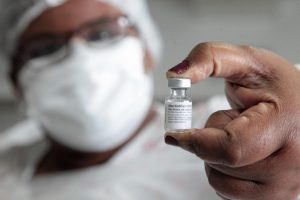 Vacinação continua nesta terça em Santos com poucas doses de Pfizer