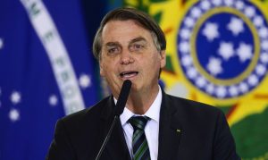 Bolsonaro fala em assinar ato para governo decidir sobre passaporte da vacina
