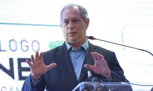 Ciro Gomes é alvo de operação da PF sobre suspeita de desvios na Arena Castelão