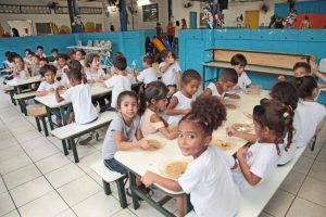 Santos é reconhecida como a primeira do Brasil a banir carne de cação da merenda