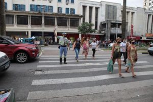 Santos implementa operação para melhorar trânsito em áreas comerciais