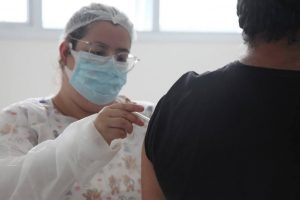 Santos antecipa vacinação contra covid-19 para quem deveria tomar no Ano-Novo