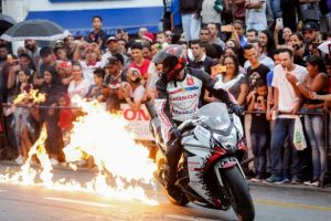São Vicente recebe apresentação de motocicletas com manobras radicais