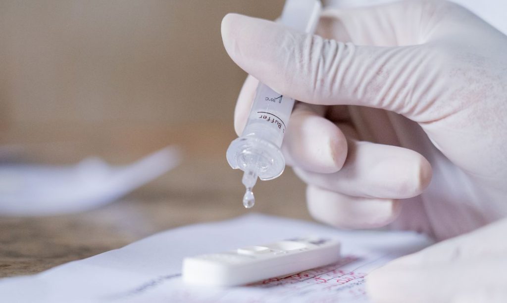 Procon notifica farmácias sobre falta de testes de covid-19 em SP