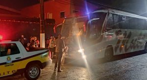 Fiscalização de vans e ônibus de turismo em Guarujá autua 120 veículos em 15 dias