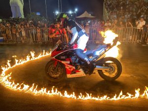 Guarujá promove show de manobras radicais com motos