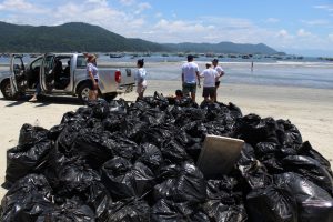 Projeto retira mais de 20 toneladas de lixo dos mares de Guarujá, Santos e Bertioga
