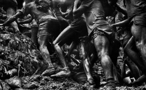 Mostra reúne fotos históricas de Serra Pelada pelas lentes de Sebastião Salgado