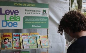 Crianças vacinadas vão ganhar livros e gibis em Santos