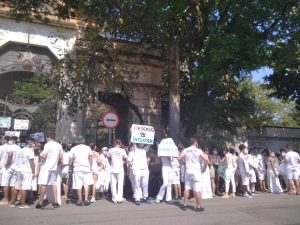 Estudantes protestam contra fim de parceria entre universidade e Hospital Guilherme Álvaro