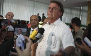 Bolsonaro é internado em São Paulo com desconforto abdominal