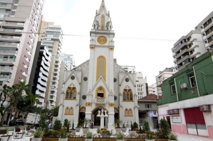 Praça da Igreja da Pompeia, em Santos, ganha novo paisagismo e mobiliário