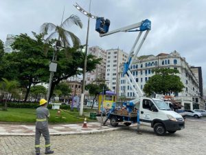 Iluminação em trecho do calçadão da orla de Santos é restabelecida