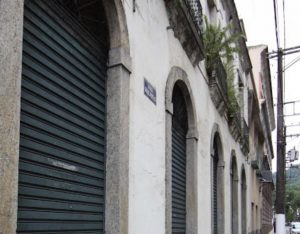 Prédios históricos de Santos conservam fósseis marinhos de até 400 milhões de anos