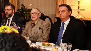 Bolsonaro decreta luto oficial pela morte de Olavo de Carvalho