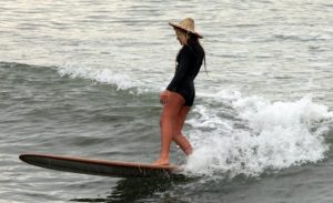 Dia do Surfista em Santos destaca presença feminina no esporte