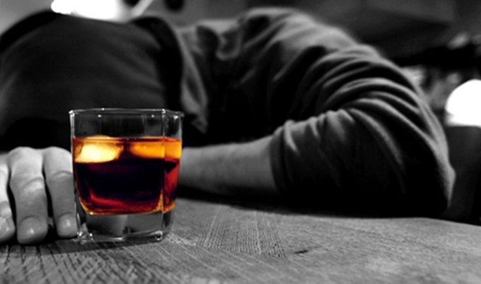 Sinais de quando consumir álcool virou doença | Jornal da Orla