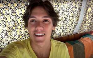 A Kombi-Casa com nome de cantora que abriga estudante em Santos