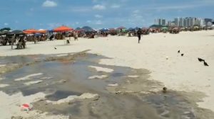 Prefeitura do Guarujá multa Sabesp por vazamento na praia das Pitangueiras