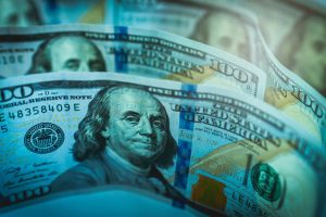 Alta do dólar favorece investidores e prejudica famílias mais pobres no Brasil