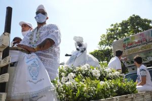 Carreata percorre ruas de Santos em homenagem a Iemanjá nesta quarta-feira