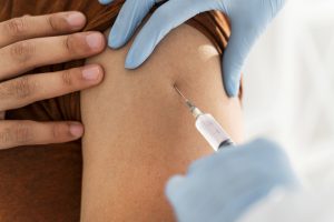 Estado começa vacinação da 4ª dose para pessoas acima de 60 anos em abril