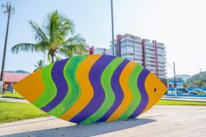 Orla da Praia da Enseada ganha revitalização das esculturas e modernização da iluminação