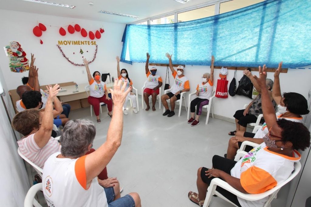 Idosos voltam a se movimentar com música e dança nas policlínicas de Santos