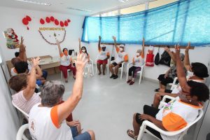 Idosos voltam a se movimentar com música e dança nas policlínicas de Santos