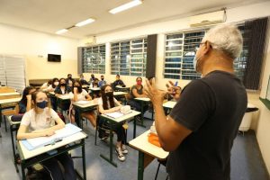 Retorno às aulas 100% presenciais em Santos é marcado por expectativa entre os alunos