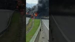Caminhão tomba e pega fogo na entrada de Santos