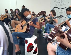 Inscrições abertas para aulas gratuitas de violão e judô na Gota de Leite