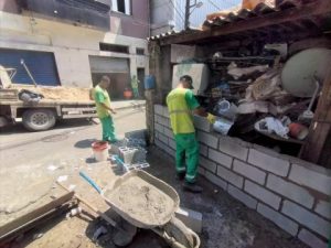 Prefeitura de Santos empareda ferro-velho irregular no Morro São Bento